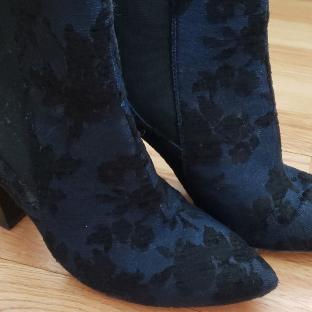 VINCE CAMUTO BLACK AND BLUE TAPESTRY MATERIAL BOOT